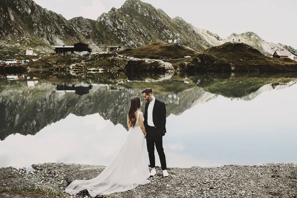 Retrato Completo Una Pareja Increíble Día Boda Cerca Lago Las —  Fotos de Stock