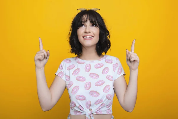 Bela Jovem Caucasiana Vestida Camisa Com Donuts Apontar Para Cima — Fotografia de Stock