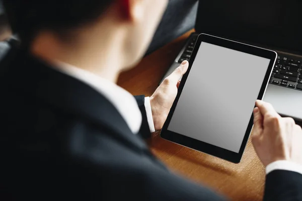 Mão Masculina Usando Tablet Enquanto Sentado Uma Mesa Com Laptop — Fotografia de Stock