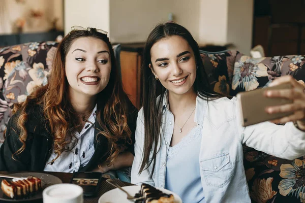 Zwei Erstaunliche Freundinnen Die Sich Einem Coffeeshop Vergnügen Und Ein — Stockfoto
