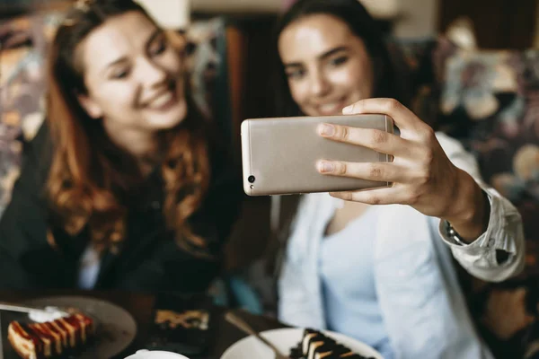 Mano Femminile Utilizzando Uno Smartphone Scattare Selfie Due Belle Donne — Foto Stock