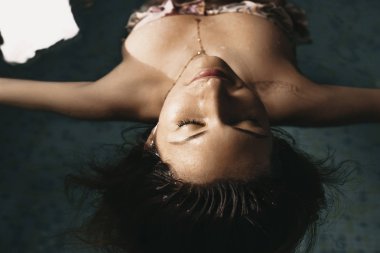 Seyahat ederken bir sağlıklı yaşam spa tesisi gece kapalı gözleri ile bir havuzda arka yüzme koyu saçlı beyaz bir kadının portresi yakın.