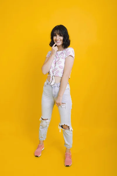 Retrato Larga Duración Una Increíble Joven Caucásica Posando Sonriente Mordiendo — Foto de Stock