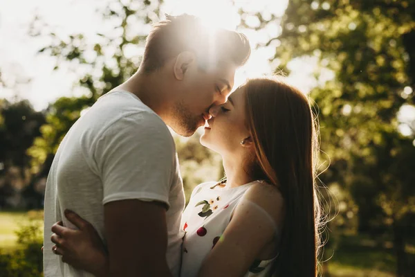 Retrato Vista Lateral Casal Caucasiano Incrível Beijando Contra Luz Hora — Fotografia de Stock