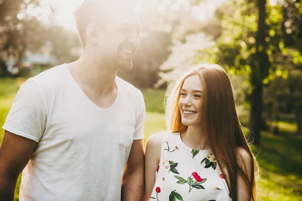 Fantastiska Röda Hår Flicka Med Fräknar Promenader Med Sin Pojkvän — Stockfoto