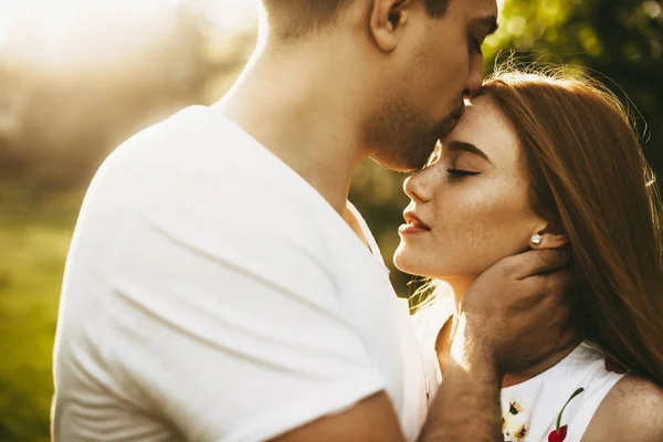 Verbazingwekkende Close Portret Van Een Mooie Rode Haren Meisje Met — Stockfoto