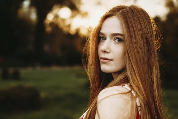 Portrait Beautiful Redhead Woman Green Eyes Freckles Looking Camera Sunset — Stock Photo, Image