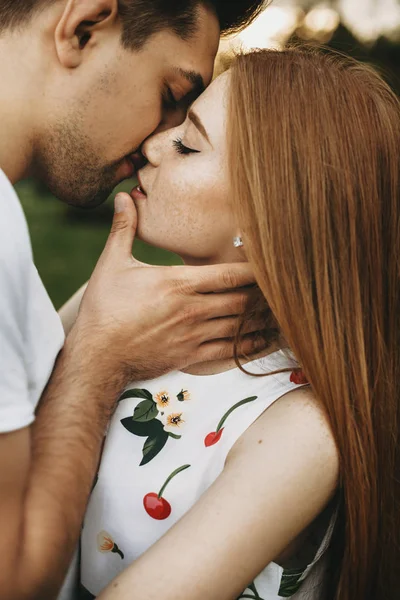 Visão Lateral Retrato Casal Feliz Beijando Enquanto Namoro Livre Contra — Fotografia de Stock