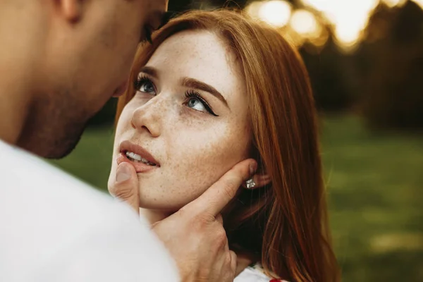 Porträtt Rödhåriga Kvinna Med Fräknar Och Gröna Ögon Tittar Hennes — Stockfoto