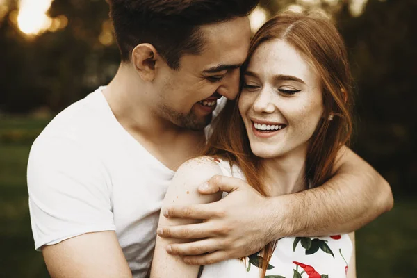 Retrato Casal Incrível Rindo Enquanto Homem Está Abraçando Volta Sua — Fotografia de Stock