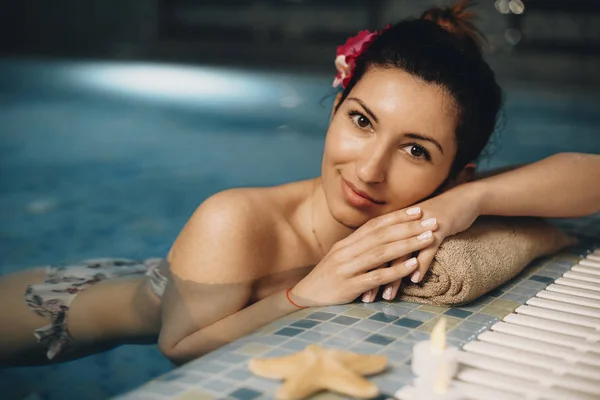 Portrait Beautiful Young Woman Looking Camera Smiling While Relaxing Pool — Stock Photo, Image