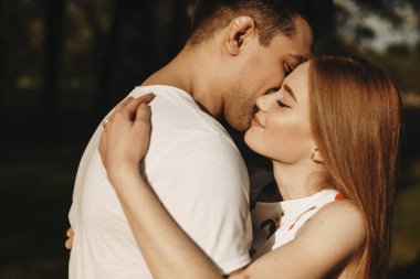 Kızıl saçlı hoş beyaz bir kadın portresi ve