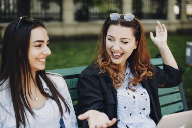 Güzel artı boyutu kadın gesticulating ve gülme ise hikaye