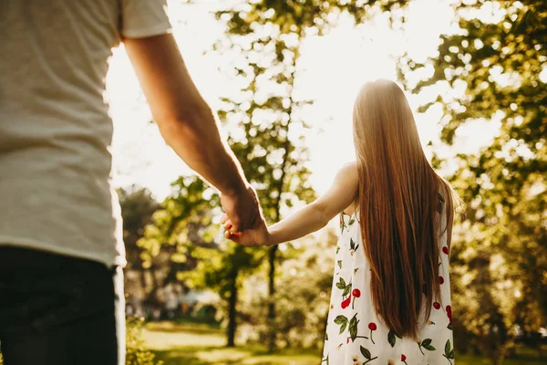 Tillbaka syn på en ung kaukasisk kvinna med långt rött hår Holding — Stockfoto