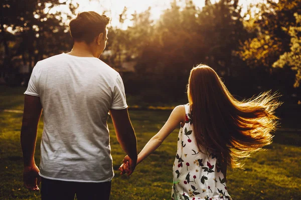 Vista posteriore di una coppia incredibile mentre la ragazza con lunghi capelli rossi whic — Foto Stock