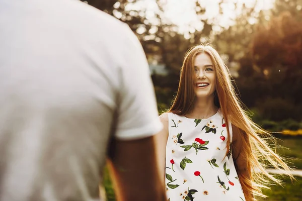 Porträtt av en fantastisk hona med långt rött hår och fräknar Loo — Stockfoto