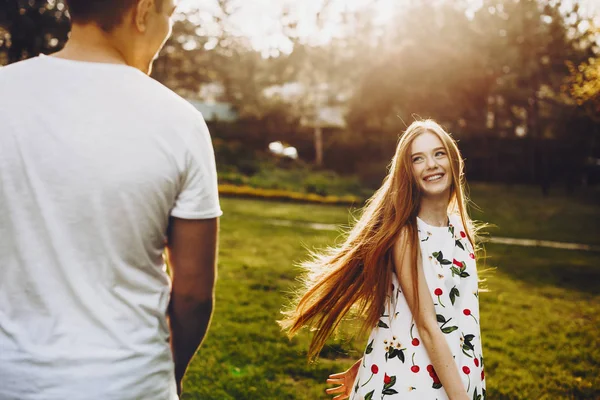 Красивая молодая женщина с длинными рыжими волосами и веснушками — стоковое фото