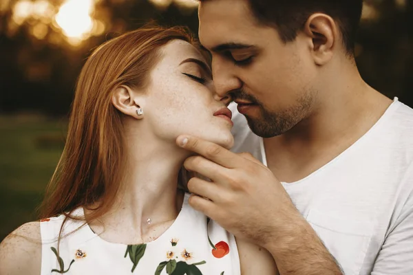 Close up vista lateral retrato de um encantador casal caucasiano waiti — Fotografia de Stock