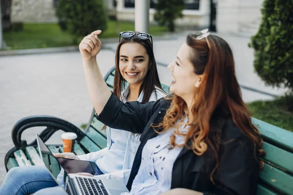 Young caucasian woman with dark long hair looking at her girlfri — 스톡 사진