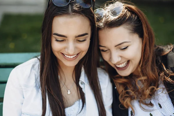 Retrato de cerca de dos adorables novias mirando hacia abajo a una sma — Foto de Stock