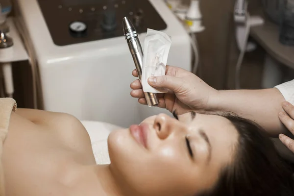 Жіноча косметолог рука тримає дермапейн для мікронедолінг р — стокове фото