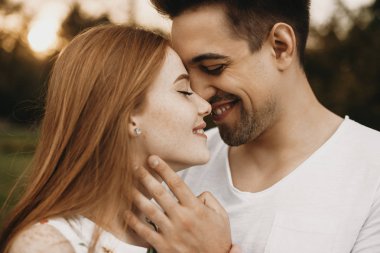 Fac yüz dışında uzanan güzel bir çift yan görünüm portresi