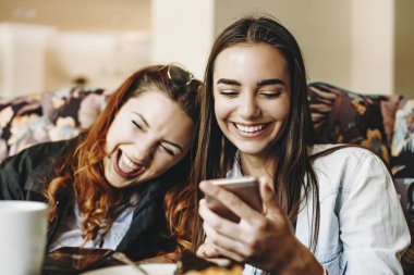 Showi sırasında gülen bir akıllı telefon tutan güzel genç kadın