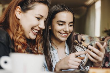 Bir akıllı telefon gülümseyerek toget bakarak güzel bir kadın portresi