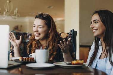 Güzel vücut pozitif kadın kırmızı saçlı gülme sırasında stor