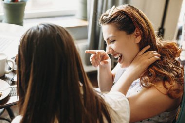 Kırmızı saçlı bir artı boyutu kadın yan görünüm portre gülerek w