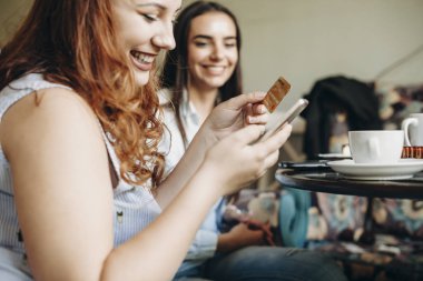 Bir kredi altın kart ve akıllı kullanarak bir kadın ellerin yan görünümü