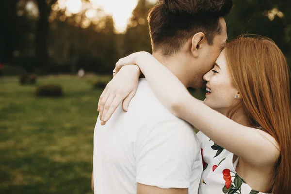 Vista laterale ritratto di una bella giovane donna con i capelli rossi e fre — Foto Stock