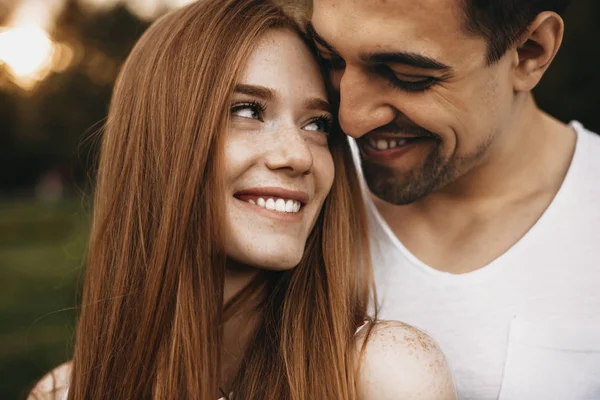 Retrato de um lindo casal olhando um para o outro enquanto namoro — Fotografia de Stock