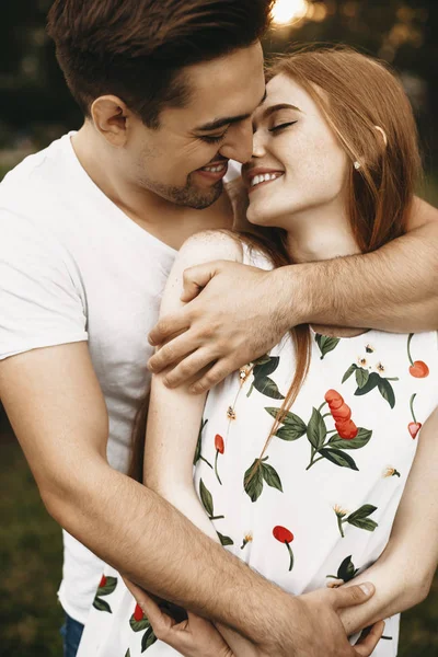 Jovem homem bonito embrasin de volta sua namorada que é wi — Fotografia de Stock