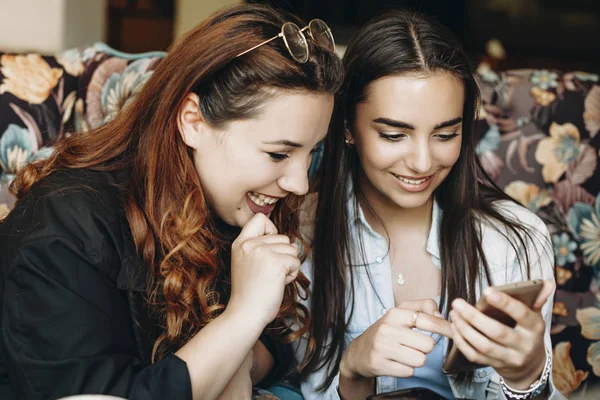 Belle donne plus size con i capelli rossi guardando uno smartphone — Foto Stock