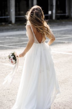 Geri görünümü elinde bir kova ile çalışan tanınmaz gelin