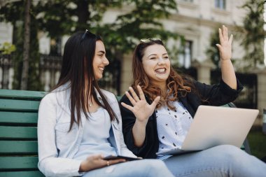 Sto sırasında gülen uzun koyu saçlı güzel artı boyutu kadınlar