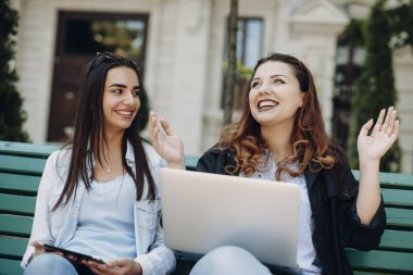 İki inanılmaz beyaz kadın yine bir bankta otururken eğleniyor