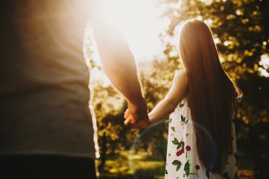 Uzun kızıl saçlı tanınmaz bir kadının geri görünümü o yürüyüş