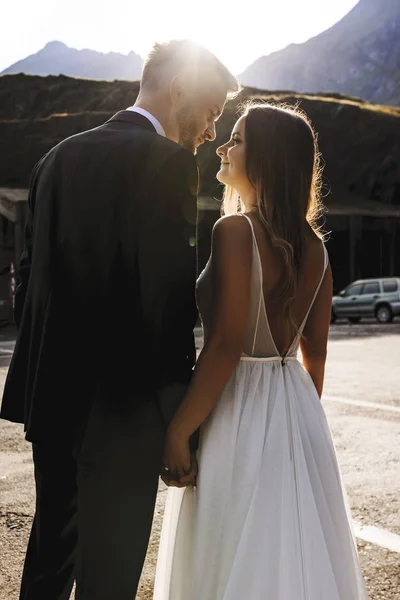 Retrato de um lindo jovem casal olhando um para o outro — Fotografia de Stock