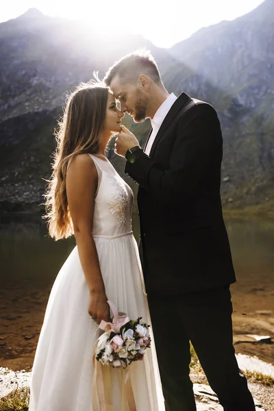 Retrato de vista lateral de una hermosa pareja de novios jóvenes que buscan c —  Fotos de Stock