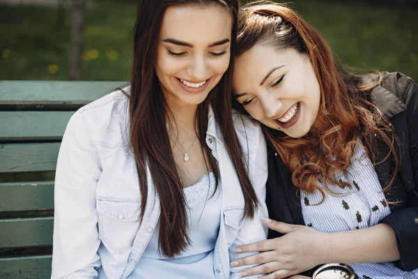 Primer plano retrato de un precioso más tamaño de las mujeres con el pelo rojo havi — Foto de Stock