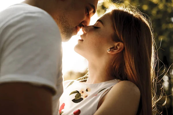 Vista laterale ritratto di una straordinaria donna dai capelli rossi con lentiggini k — Foto Stock