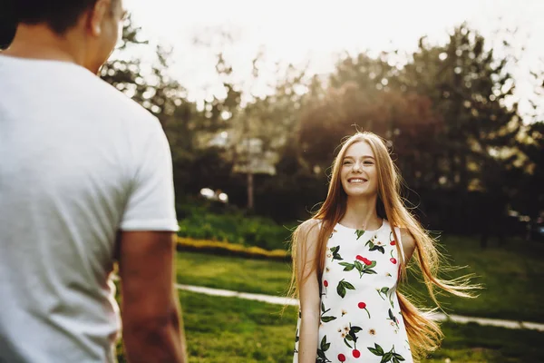 Increíble joven hembra con el pelo rojo y pecas riendo y dan —  Fotos de Stock