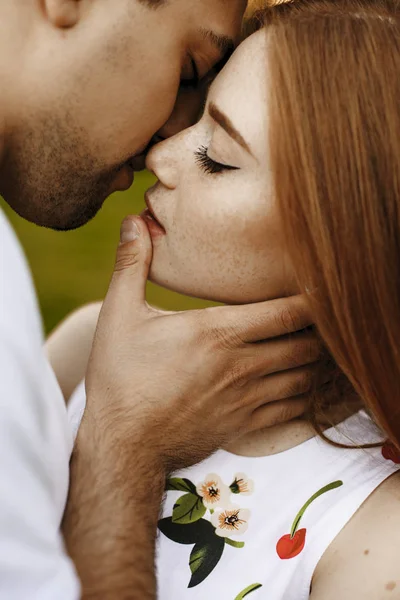 Close-up portret van een mooie roodharige vrouw met sproeten Ki — Stockfoto