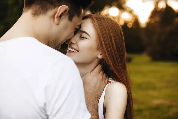 Vue de côté portrait d'un beau couple s'amusant à rire tout en — Photo