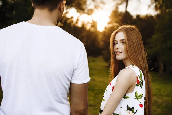 아름다운 빨간 머리 여자와 주근깨보고 에 카메라 smili — 스톡 사진