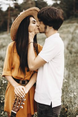 Adam touc ise inanılmaz bir çift öpüşme Yan görünüm portre