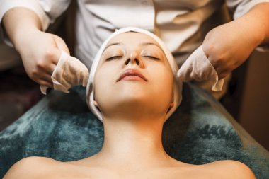 Anti age masaj whi yapan güzel bir kafkas kadın portresi