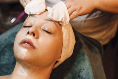 Kapalı gözlü güzel kadının yüzü yüz prosedürleri i